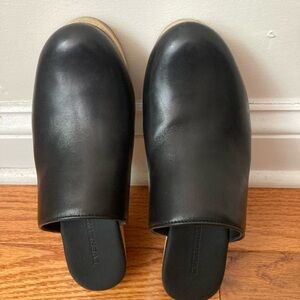 Everlane Black Loafers Slip-Ons 6M . Preowned in good condition. Light weight.